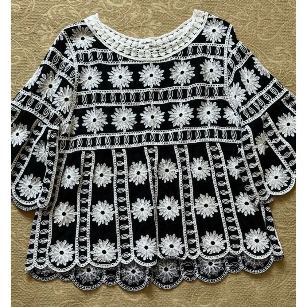 Kindred Women's Sz M Black White Scalloped Crochet‎ Embroidered Floral Top